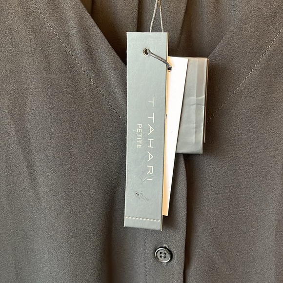 Tahari XL petite buttoned blouse with ruffled cuffs and v-neck cut - Picture 2 of 6